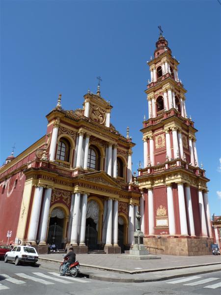 eine maechtige Kirche in Salta - Religion spielt eine grosse Rolle hier